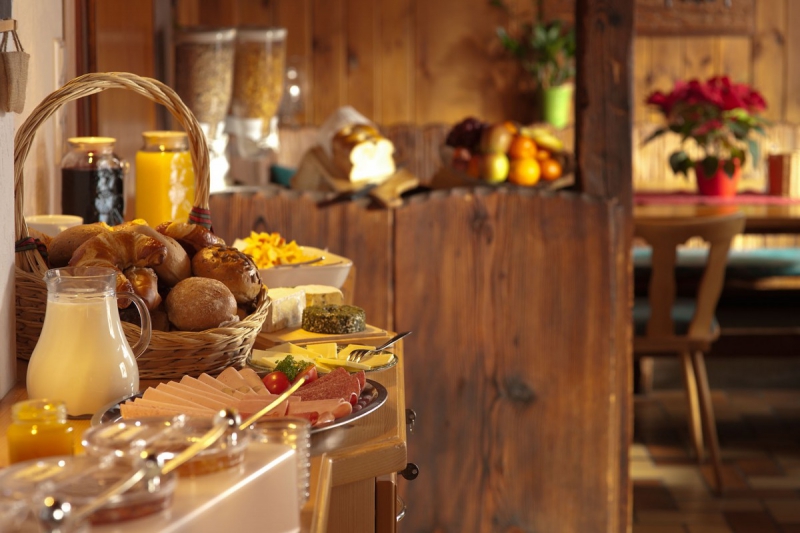 brasserie-BAGNOLS EN FORET-min_breakfast_buffet_food_restaurant_meal_hotel_plate_fresh-718745